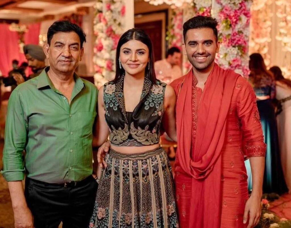 malti chahar father to left and brother to right of her