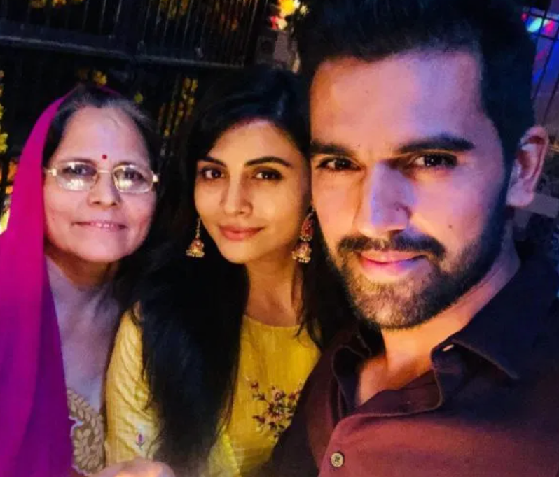 malti & deepak chahar along with mother Pushpa Chahar